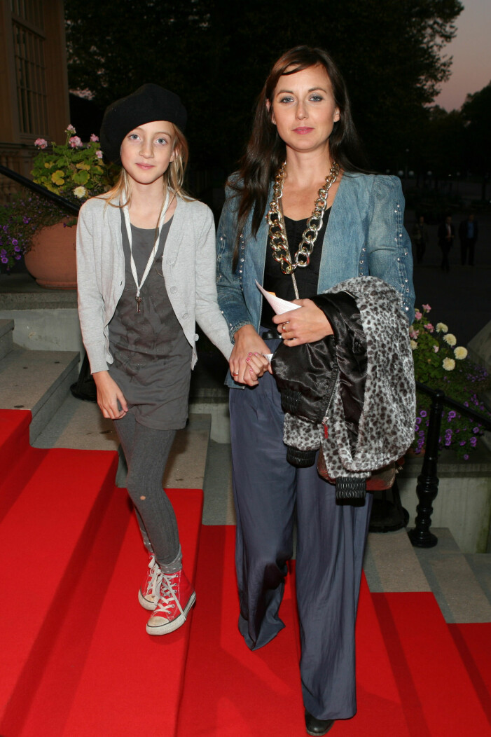 Ett par år senare, 2011, gick Olga på show med sin mamma. Sanna Lundell med dottern Olga
