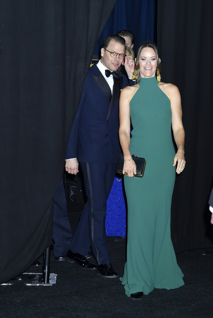 Under Idrottsgalan 2020 ser vi prinsessan Sofia i grön dress och fräsiga örhängen kliva ut bakom draperiet tillsammans med prins Daniel.