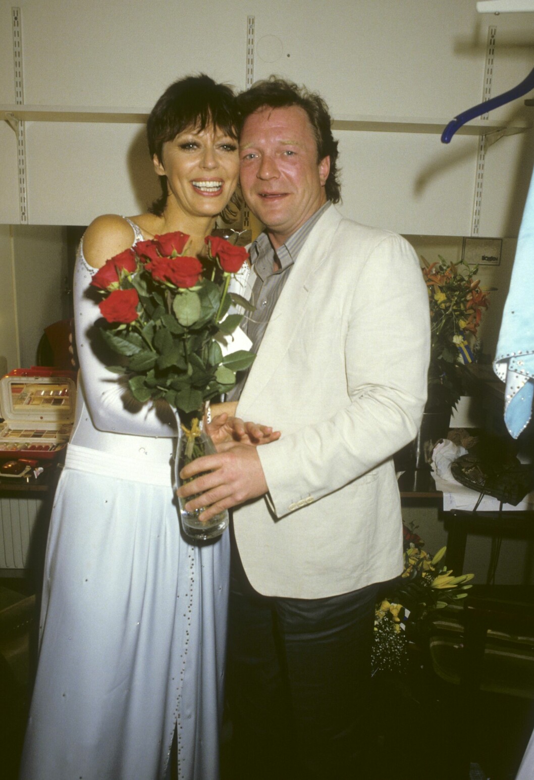 Artisten Lill Lindfors grattas av dåvarande sambon Brasse Brännström efter en scenshow år 1984- Artisten Lill Lindfors grattas av dåvarande sambon Brasse Brännström efter en scenshow år 1984-