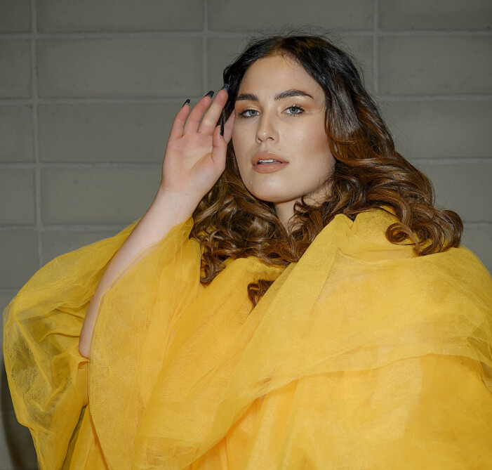 Molly Hammar slog igenom i <em>Idol</em> på TV4 för tio år sedan. Artisten har bland annat tävlat i <em>Melodifestivalen</em> 2016 och skrivit ett bidrag för Maltas räkning i <em>Eurovision Song Contest</em> samma år. Idag är hon dessutom en influencer som gärna använder sina kanaler till att peppa sina fans. molly hammar i gul tyllklänning