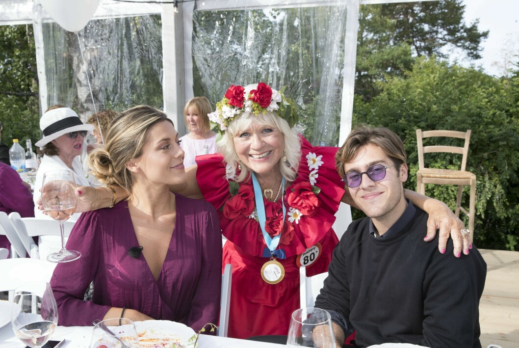 Christina Schollin med barnbarnen Bianca Ingrosso och Benjamin Ingrosso på sin egen 80-årsfest på 2018. christina schollin med barnbarn