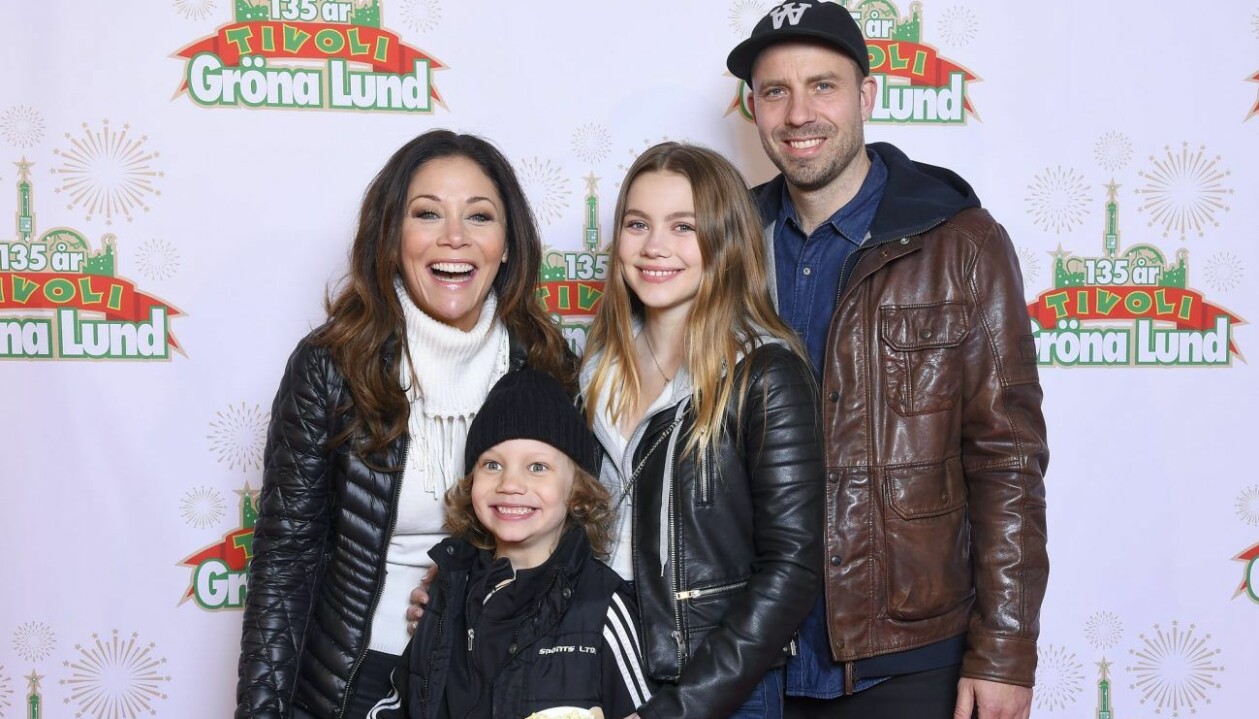 Tilde de Paula Eby med maken Thomas och barnen Ilyah och Naemi. Tilde de Paula tillsammans med sina två barn Naemi och Ilyah, och maken Thomas. Alla står vänt mot kameran och ler. m