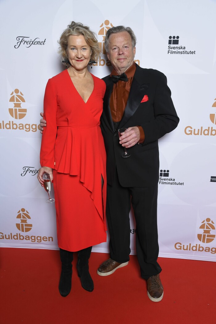 Krister Henriksson och hustrun tillika särbon Cecilia Nilsson minglar på Guldbaggegalan 2019.