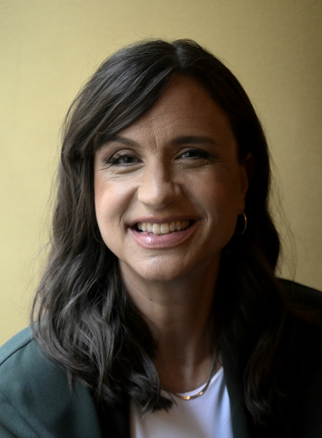 Petra mede i grön kavaj.