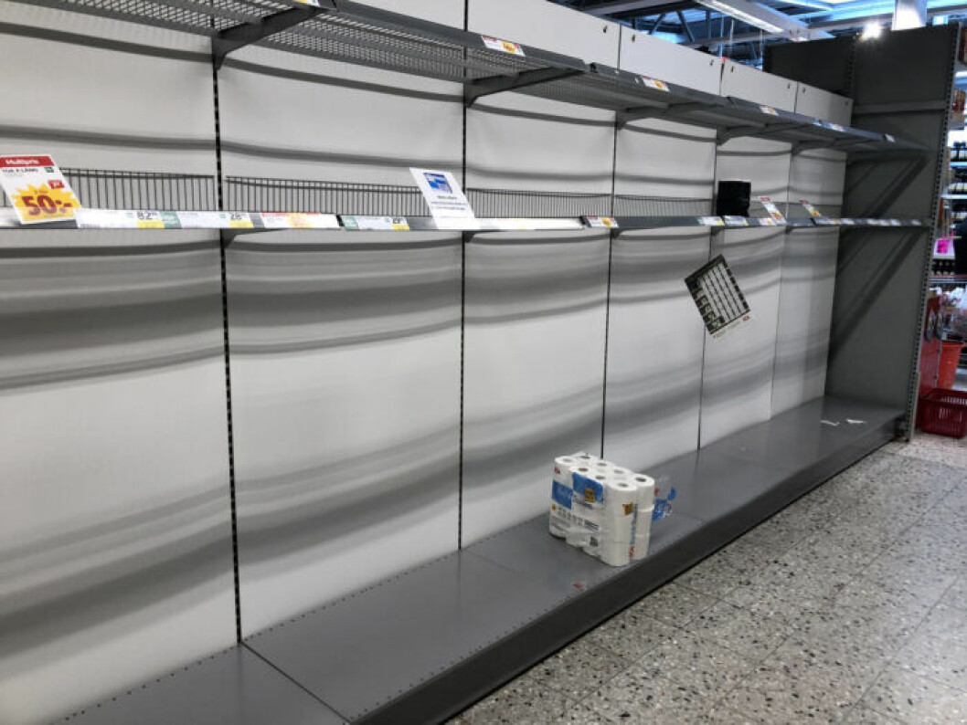 Att handla på sig ett extra paket toalettpapper när en kris råder är inget ovanligt beteende. Men det får konsekvenser som tomma butikshyllor. Foto: Adam Ihse/TT Tom butikshylla