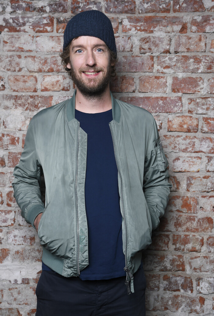 Nisse Hallberg är komiker, poddare och har setts i tv-program som <em>Bäst i test</em>. Nisse Hallberg är komiker, poddare och har setts i tv-program som Bäst i test.