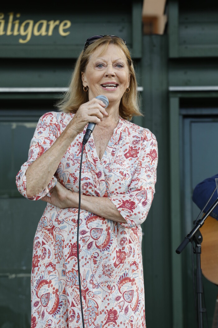 Lill Lindfors är född 12 maj 1940. Lill Lindfors
