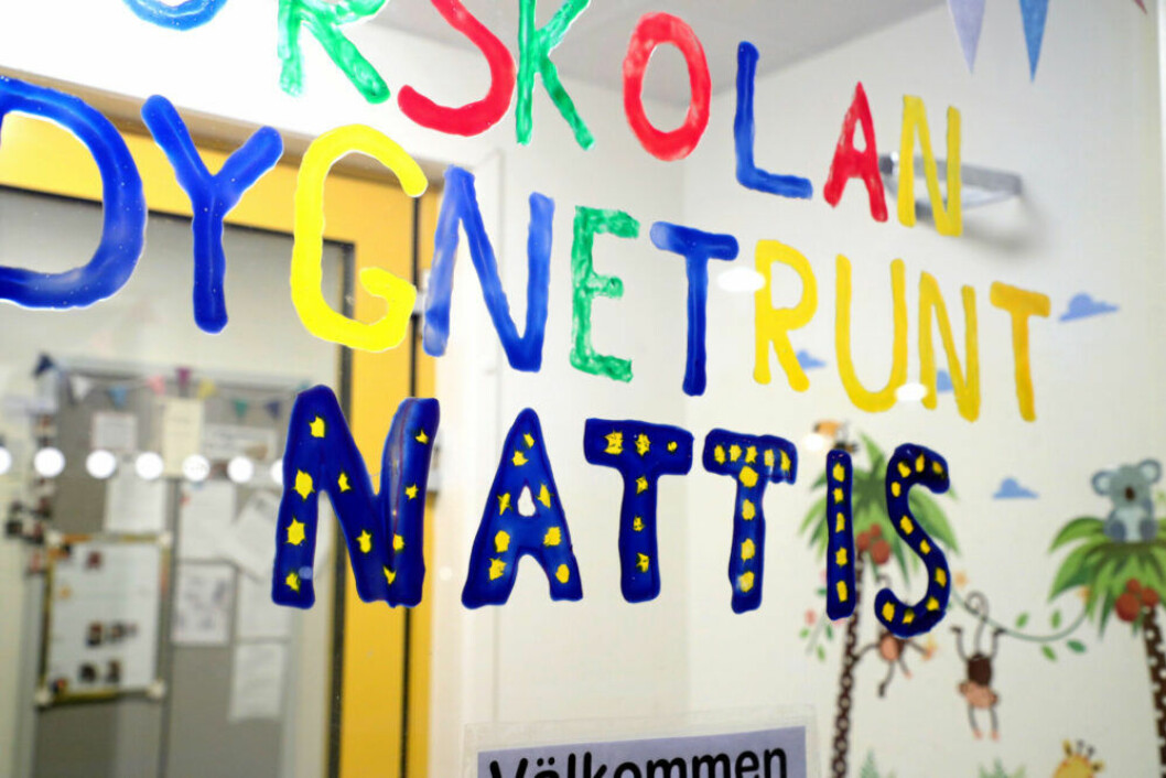 Regeringen förbereder för att barn till föräldrar i samhällsviktiga yrken ska kunna få jouromsorg, om grundskolor och förskolor behöver stängas. Nattis