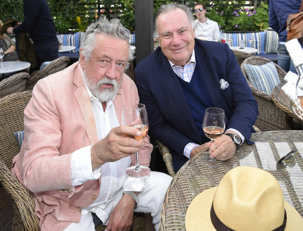 Leif GW Persson och barndomsvännen Christer Tegnér poserade med varsitt vinglas på lanseringseventet för rosévinet, <span class=" italic" data-lab-italic_desktop="italic">GW:s Rosa</span>, år 2019. Leif GW Persson och barndomsvännen Christer Tegnér på lanseringseventet för Leif GW Perssons rosévin, GW:s Rosa, år 2019.