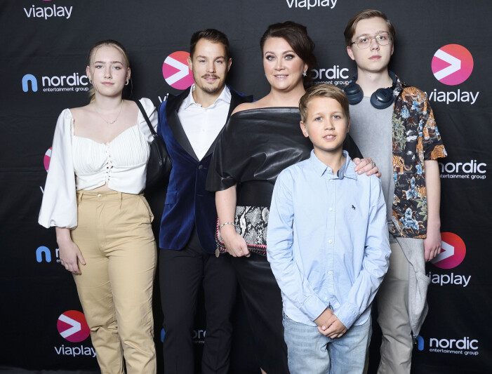 Simon Sköld och Camilla Läckberg med barnen Meja, Charlie och Wille under förhandsvisningen av Camilla Läckbergs <em>Lyckoviken</em> 2020.
