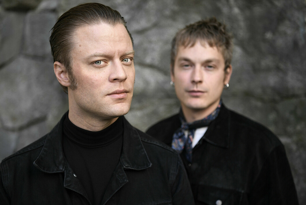Björn Dixgård och Jens Siverstedt i Mando Diao. Björn Dixgård och Jens Siverstedt i Mando Diao.