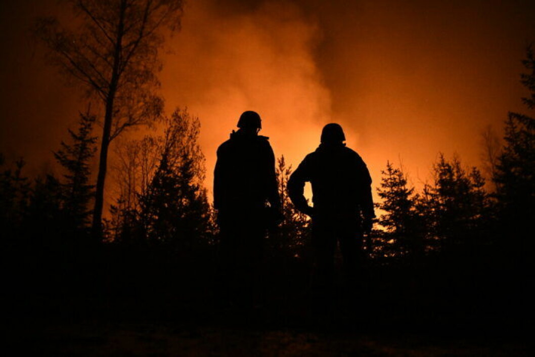 Under skogsbränderna i Sverige 2017 och 2018 samlades tusentals volontärer som ville hjälpa till. Foto Alex Ljungdahl / TT Brandmän vid skogsbrand