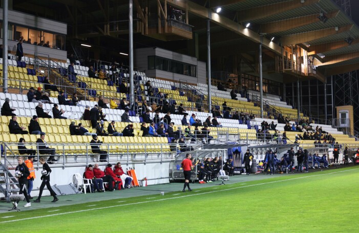 Sport- och musikevenemang tillåts, om alla kan hålla avstånd, ta in mellan 100 och 500 deltagare, beroende på om det finns anvisade sittplatser eller inte. Foto: TT. Publikläktare fotboll där folk håller avstånd