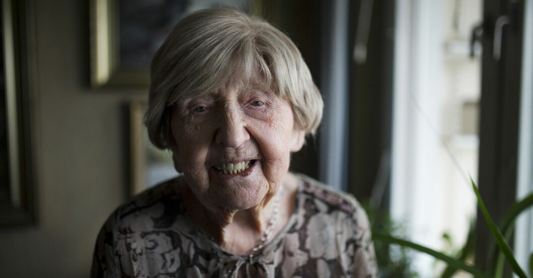Tidigare i år var hon tvungen att flytta till ett äldreboende eftersom hennes hälsa inte längre tillåter henne att bo hemma själv. bild på dagny på hennes 105e födelsedag.