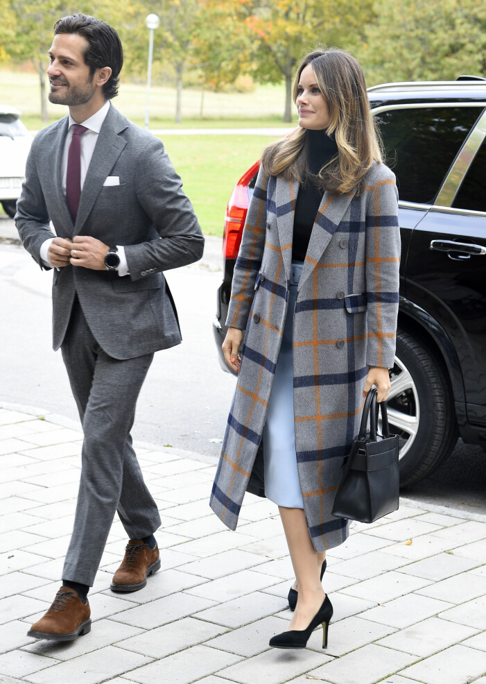 Här ser vi prinsessan Sofia vid konferensen Learning & Dyslexia tillsammans med prinsen. Hon har återigen valt en look där kappan talar för sig själv.