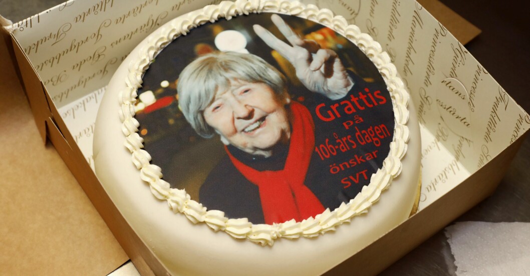 Dagny Carlsson fick en tårta av SVT på sin 106-årsdag. Dagny Carlsson fick en tårta av SVT på sin 106-årsdag.