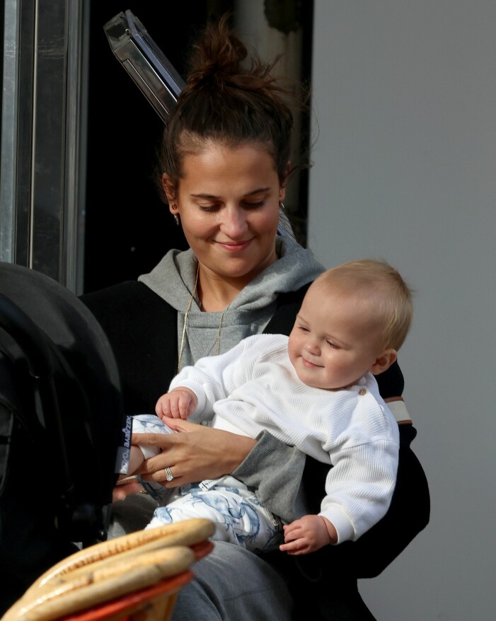 Alicia Vikander och sonen myser i Paris hösten 2021.