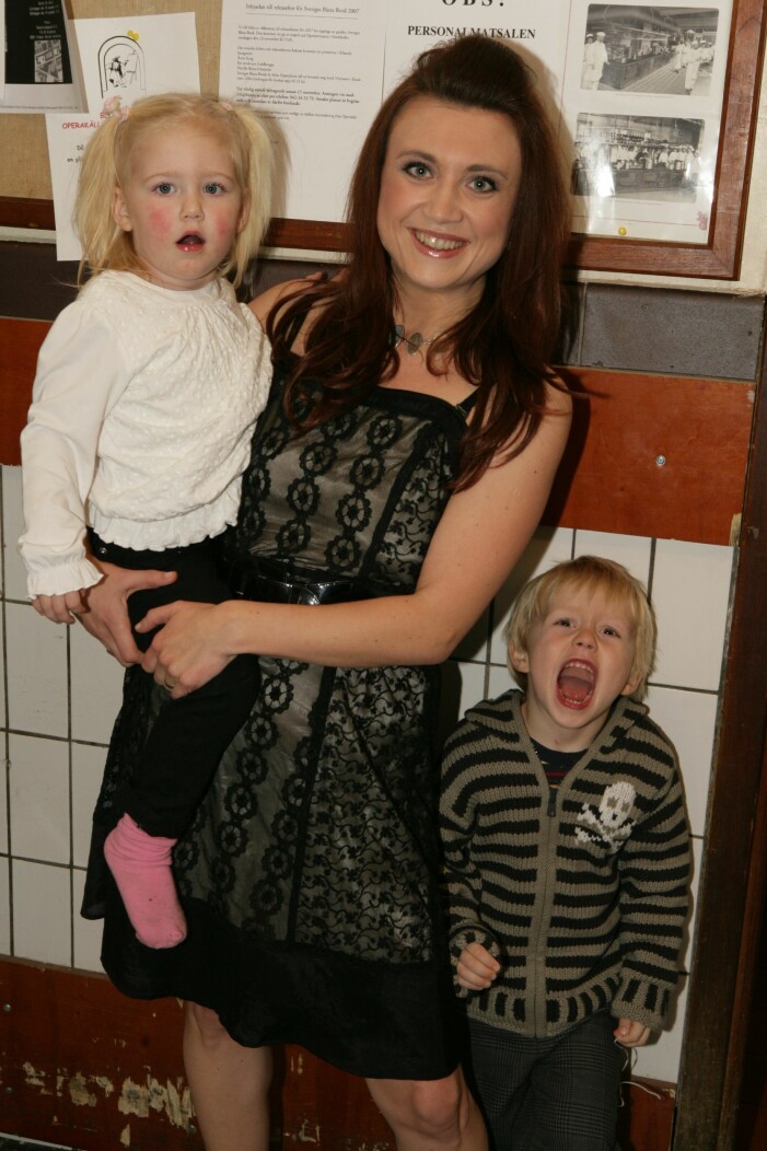 Camilla Läckberg med dottern Meja och den gapande sonen Wille under en gala på Cafe Opera 2006. Camilla Läckberg med barnen Meja och Wille under en gala på Cafe Opera 2006.