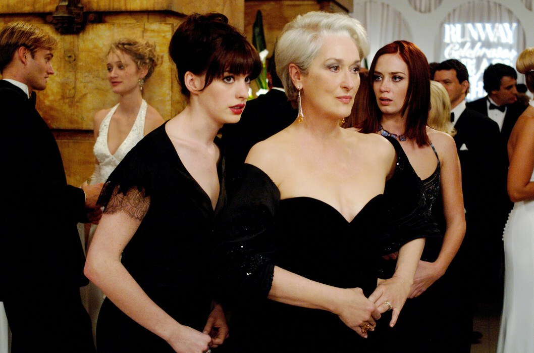 Anne Hathaway och Meryl Streep porträtterar en anställd- och chefrelation i kända filmen <span class="italic" data-lab-italic_desktop="italic">Djävulen bär Prada</span>. Anne Hathaway och Meryl Streep porträtterar en anställd- och chefrelation i kända filmen The Devil Wears Prada.
