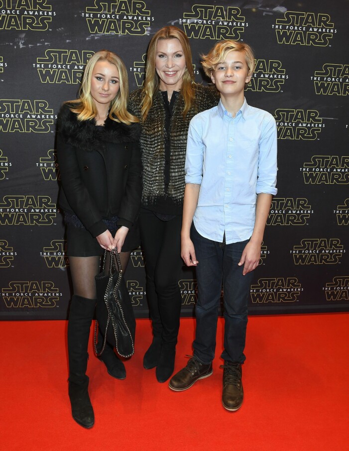 Jenny Alversjö med barnen Olivia och Leo på biopremiären av <em>Star Wars: The Force Awakens</em> 2015.