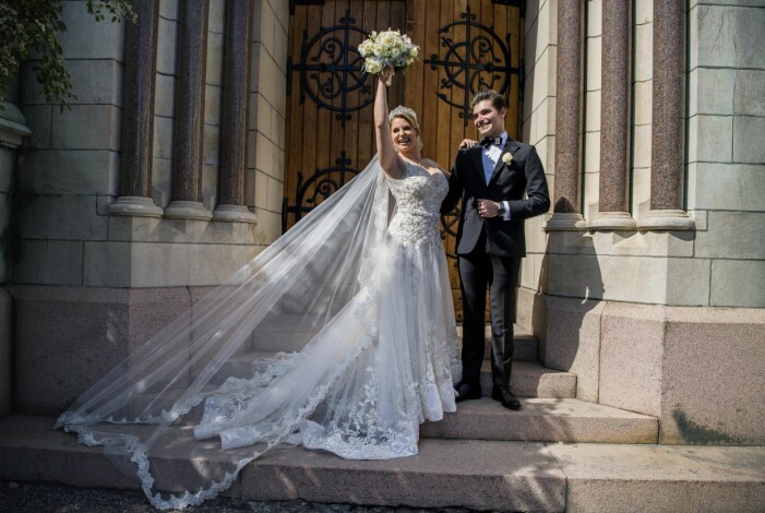 Paret gifte sig i Oscarskyrkan i Stockholm 2017. Bild från Anton Ewald och Victoria Fajardos bröllop.