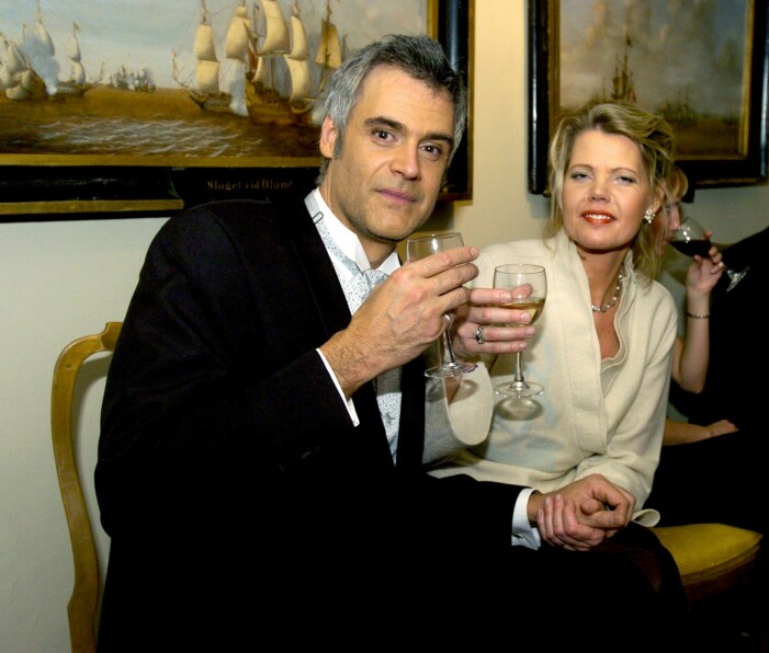 Efter premiären av filmen <em>Sagan om konungens återkomst</em> på biografen Rigoletto var det premiärmingel på Karlbergs Slott, den 13 december 2003. <br>Här ser vi Ernst Kirchsteiger och hustrun Ulla hålla hand. ernst fru ulla