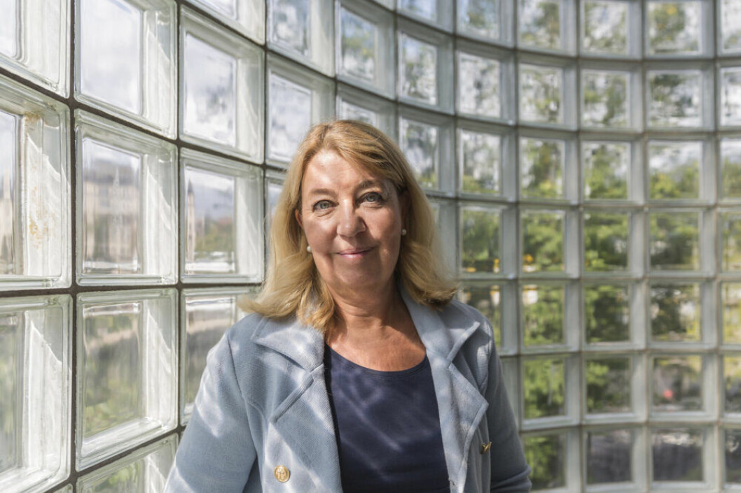 Annika Creutzer. Annika Creutzer, ekonomijournalist och ekonomiexpert står framför en fönstervägg.-