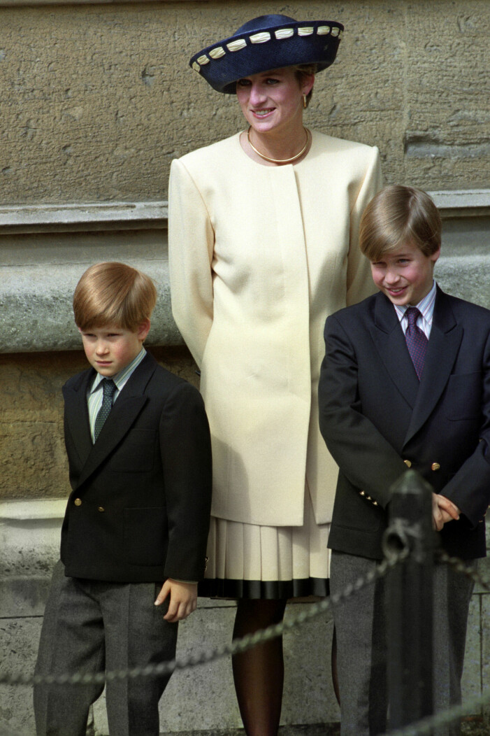 Prins Charles och Diana gifte sig 1981, och tillsammans fick de sönerna William och Harry. Deras skilsmässa gick igenom 1996 – och året därpå gick prinsessan Diana bort i en tragisk bilolycka. <br>På bilden ser vi prinsessan Diana med sönerna utanför slottet Windsor i april 1992. diana med sönerna 1992