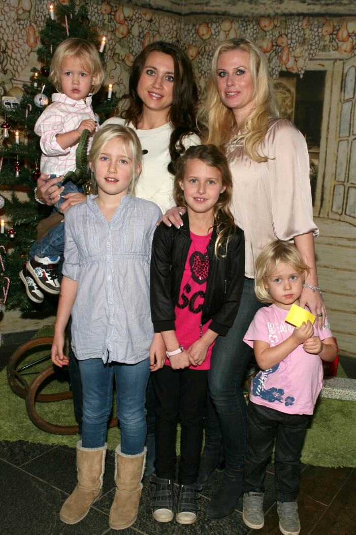 Här ser vi Camilla Läckberg tillsammans med Christina Melin och barnen Fanny, Felix, Charlie och Meja på Junibacken i Stockholm 2011.