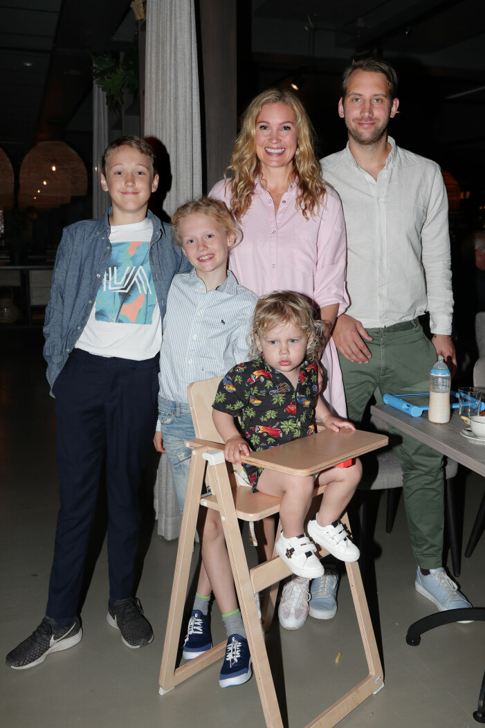 Jessica Almenäs, nuvarande sambon Patrik Fahlgren och barnen Jack, Dylan och Sam.