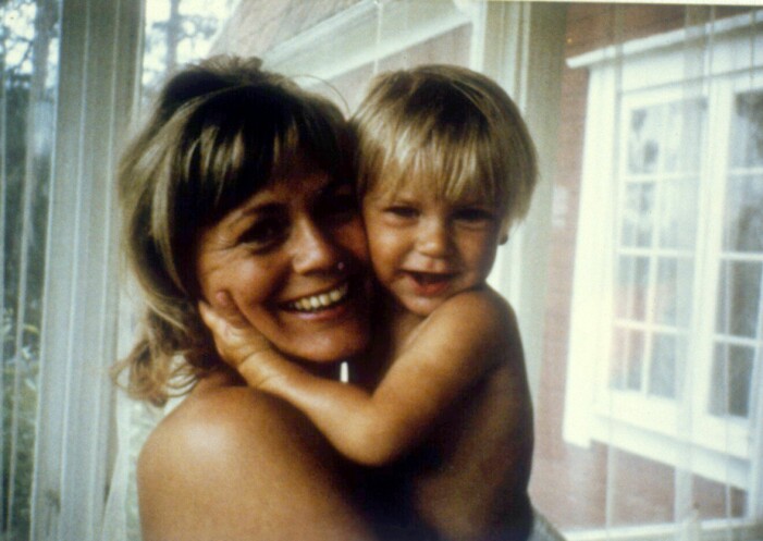 Pernilla Wahlgren som barn med mamma Christina Schollin. Pernilla Wahlgren som barn med mamma Christina Schollin.