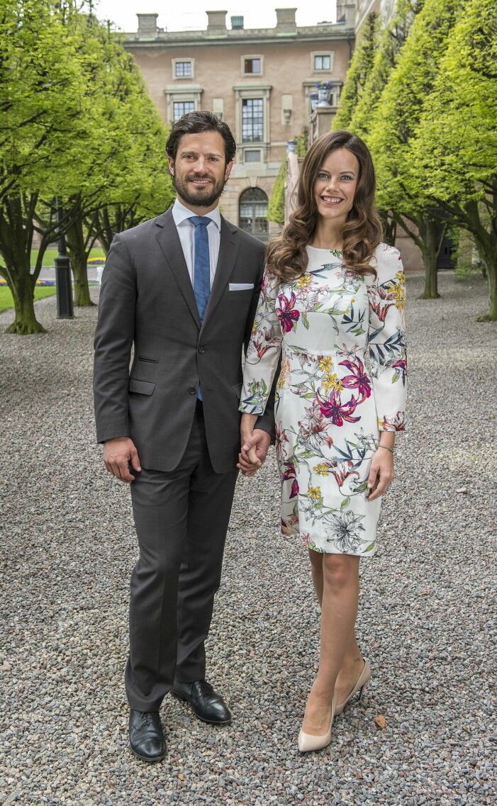 Först ska bröllopet mellan prins Carl Philip och Sofia annonseras. <br>Här inför en intervju inför det stundande bröllopet i blommigt fodral.