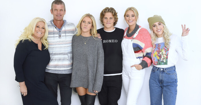 Familjen bestående av Jesper Parnevik och Mia Parnevik, med barnen Peg, Penny, Philippa och Phoenix. Familjen bestående av Jesper Parnevik och Mia Parnevik, med barnen Peg, Penny, Philippa och Phoenix.