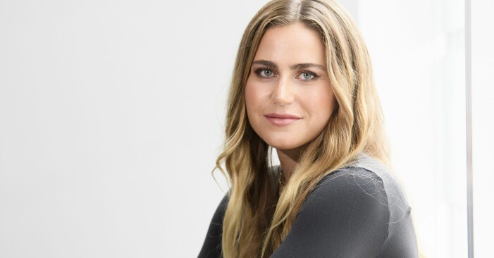 Tora Hallström får en av huvudrollerna i pappa Lasse Hallströms film om konstnären Hilma af Klint. Tora Hallström är dotter till Lasse Hallström och Lena Olin.