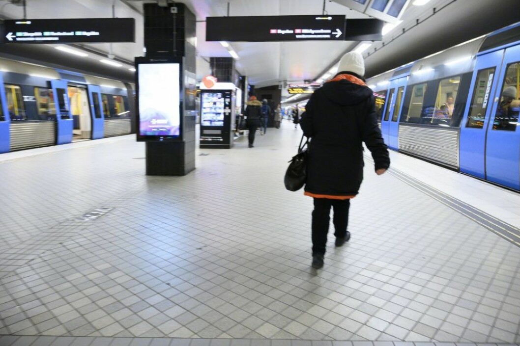 Alla har inte samma möjlighet att följa Folkhälsomyndighetens råd och rekommendationer, till exempel kräver många yrken att man åker med kollektivtrafiken och är när andra människor. SL