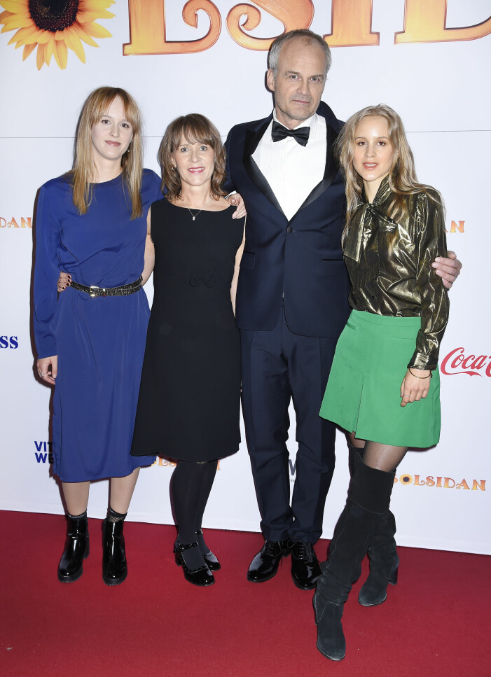 Johan Rheborg med fru Tina, dotter Linnea (tv) och Josefin (th) på biopremiären av filmen <em>Solsidan</em> på Rigoletto i Stockholm hösten 2017.