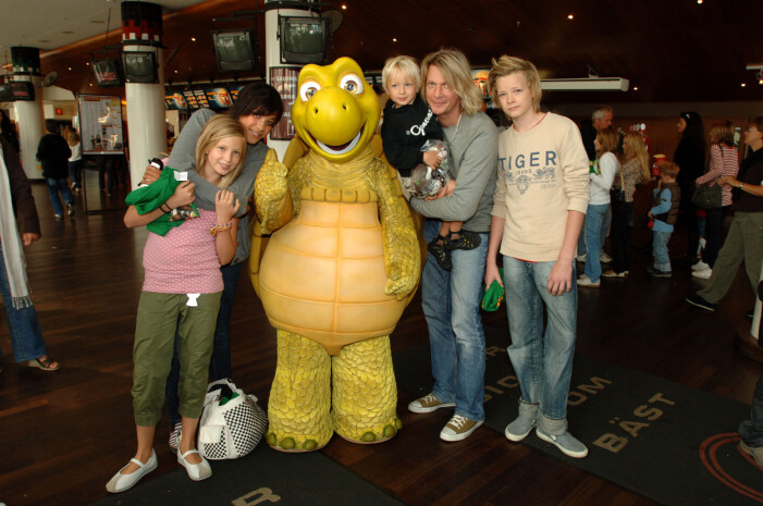 Tommy Nilsson med barnen Linn, Love (Malin Berghagens barn och därmed Tommys bonusbarn), Isak och Kalle på biopremiär i Stockholm 2006.