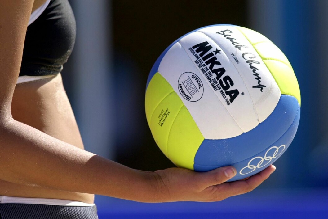 Kritik har väckts mot sexistiska klädkoder inom beachhandboll. Kvinnlig handbollsspelare håller i en boll.