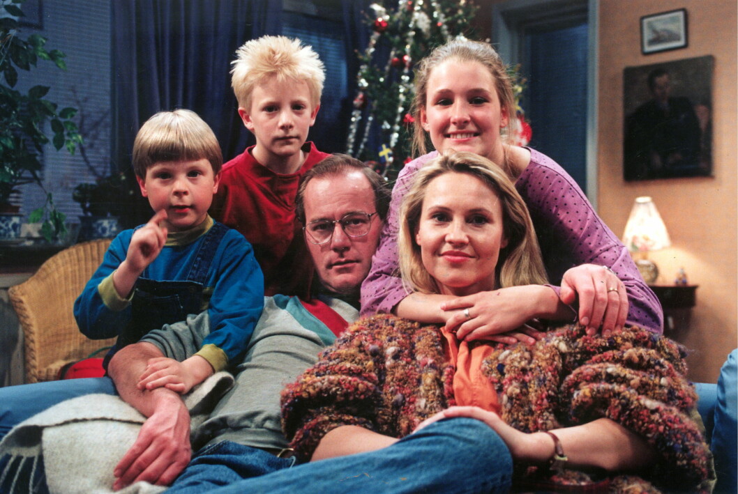 Fr.v. Gabriel Odenhammar (Håkan Bråkan), Andreas Hoffer (Sune), Peter Haber (pappa Rudolf), Carina Lindbom (mamma Karin), och Nina Almlöf (storasyster Anna). Skådespelaruppställningen i julkalender <span class=" italic" data-lab-italic_desktop="italic">Sunes jul</span>. Fr.v. Gabriel Odenhammar (Håkan Bråkan), Andreas Hoffer (Sune), Peter Haber (pappa Rudolf), Carina Lindbom (mamma Karin), och Nina Almlöf (storasyster Anna). Skådespelaruppställningen i julkalender Sunes jul.