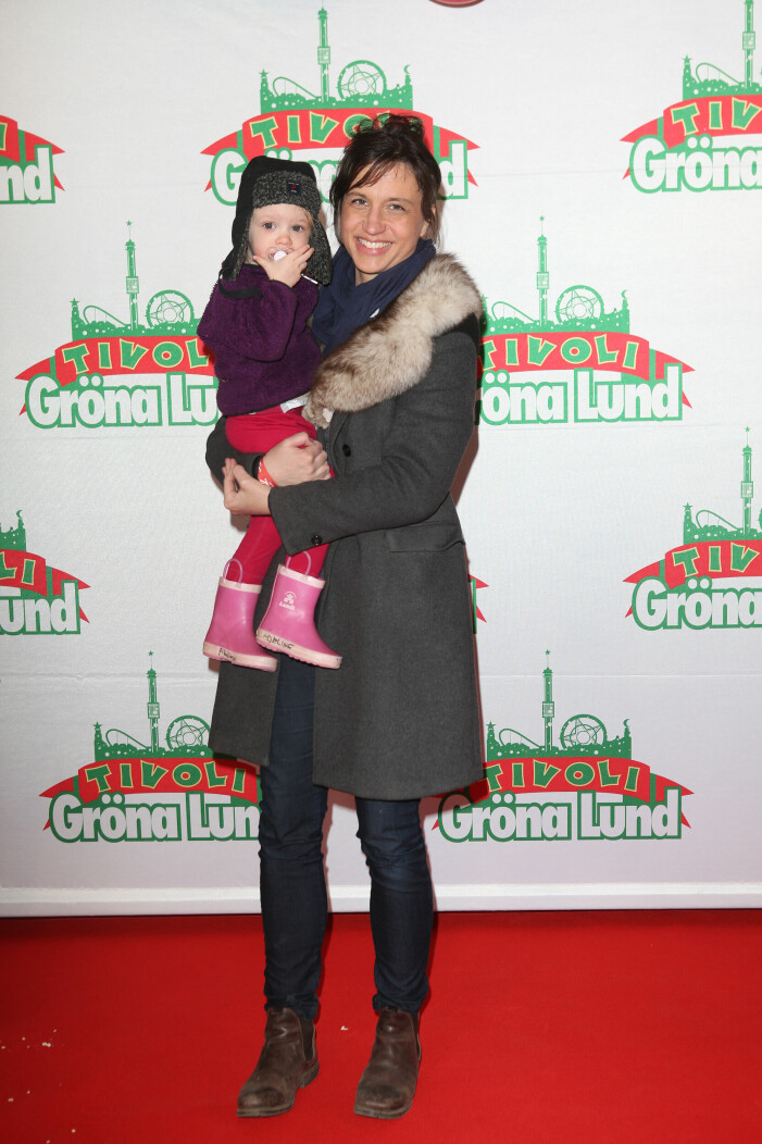 Petra Mede med dottern Adeline på Gröna Lund i Stockholm 2015.