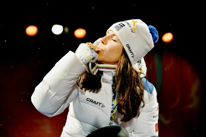 Charlotte Kalla kysser sin guldmedalj vid Skid-VM 2015. charlotte kalla