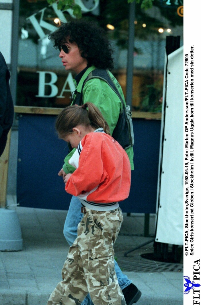 Det är 1998 och <em>Spice Girls</em> spelar på Globen i Stockholm. Magnus Uggla kom till konserten med sin dotter. magnus uggla tillsammans med dottern agnes på väg till konsert.