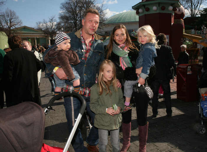 Mikael Persbrandt och Sanna Lundell med barnen Olga, Igor och Lo. 2018 föddes parets yngsta son Fox.