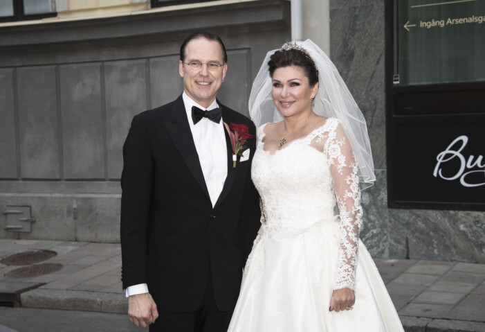 Dominika Peczynski och Anders Borg gifte sig i Stockholm 2018. Dominika bär en vit brudklänning på bilden och en slöja i tyll.