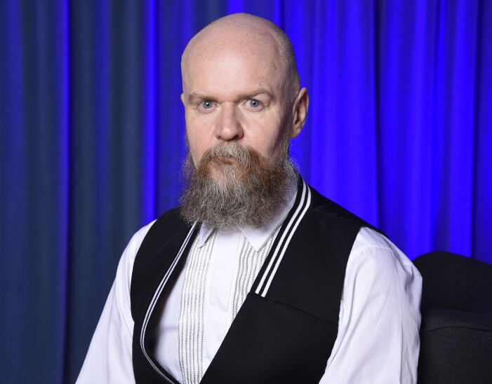 Alexander Bard i vit skjorta.