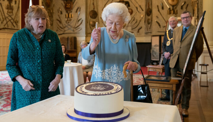 Kniven i högsta hugg! Här skär Elizabeth upp sin tårta i samband med platinajubileums-firandet på plats i hennes bostad Sandringham House i Norfolk, England. elizabeth under 70-års firandet som regent 6 februari 2022.