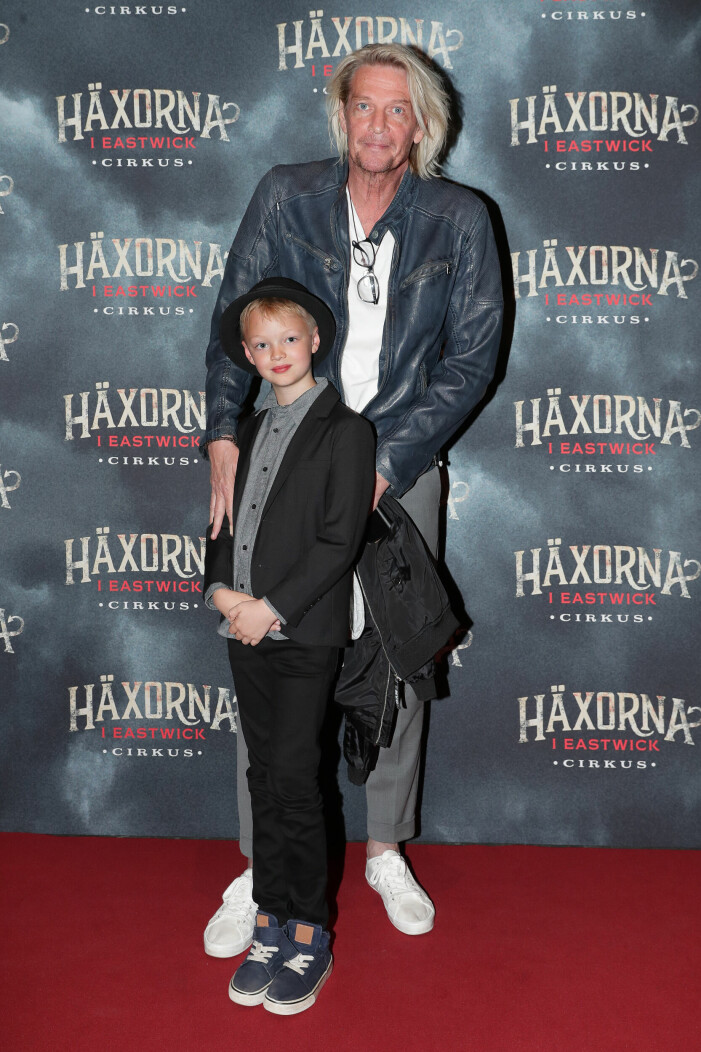 Tommy Nilsson med sonen Tim på premiären av <em>Häxorna i Eastwick</em> på Cirkus i Stockholm 2019.