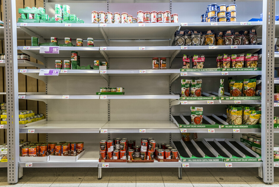Konserver och ris finns bland matvarorna som tar slut snabbt på mathyllorna. bunkring corona