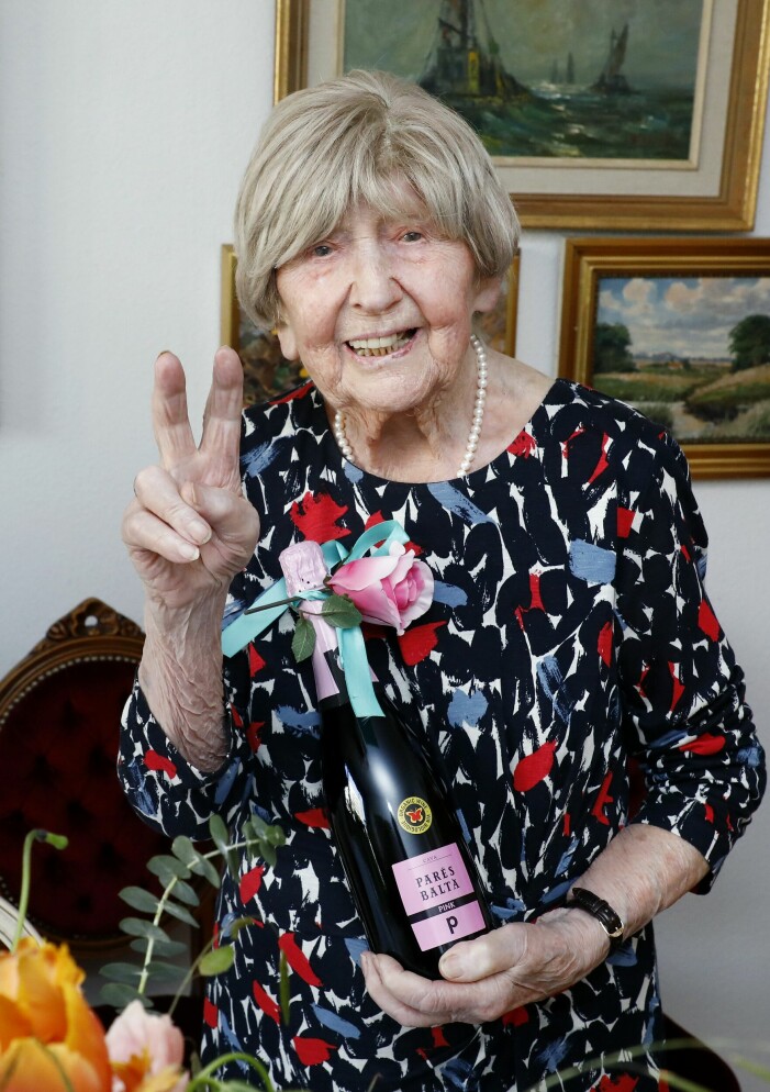 Dagny Carlsson är förtjust i champagne (mousserande vin), här skålades det under hennes 106-årsdag! dagny