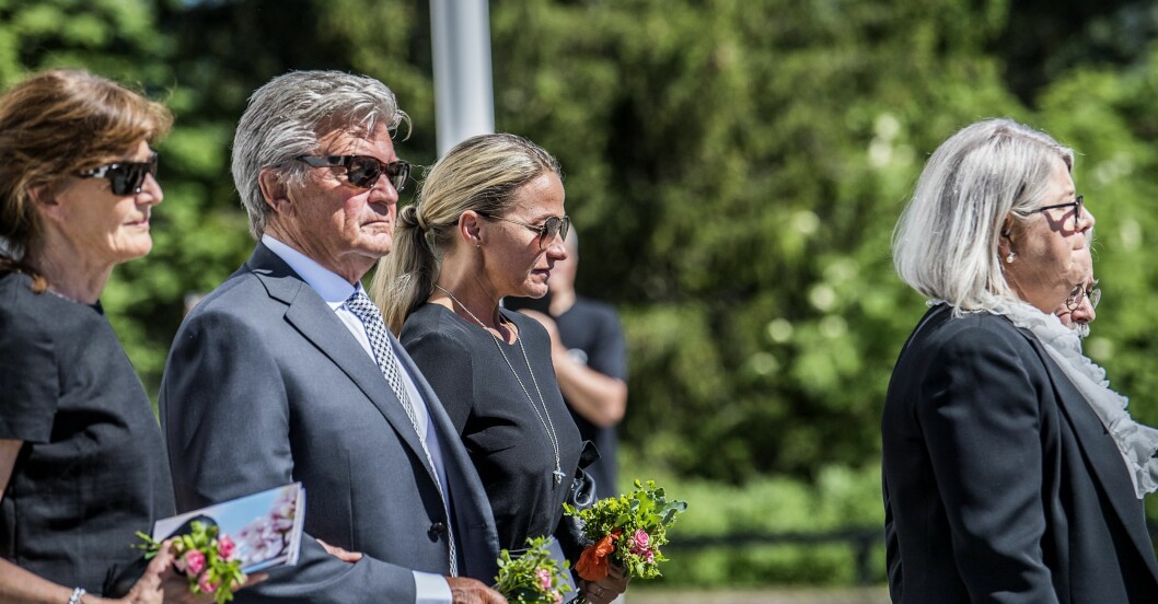 Barbro Svenssons ”Lill-Babs” Begravning Järvsö Kyrka Familjen, Kjell Kaspersen, Kristin Kaspersen, Monica Svensson, Jennifer Granath, 28 maj 2018. lill babs begravning, familjen går mot kyrkan